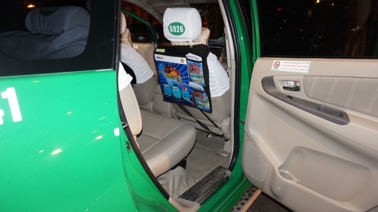 quảng cáo trên xe taxi