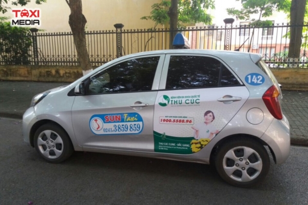quảng cáo trên xe taxi