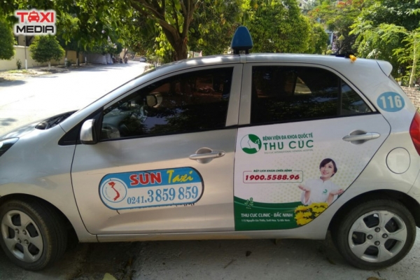 quảng cáo trên xe taxi