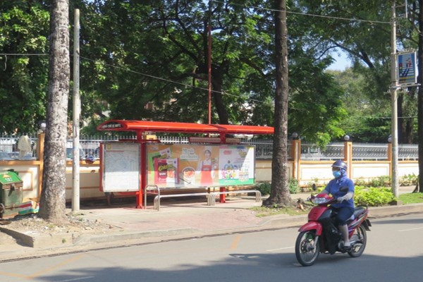 quảng cáo tại nhà chờ xe bus