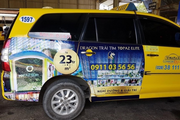 quảng cáo trên xe taxi