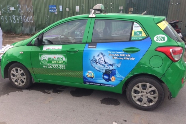 quảng cáo trên xe taxi