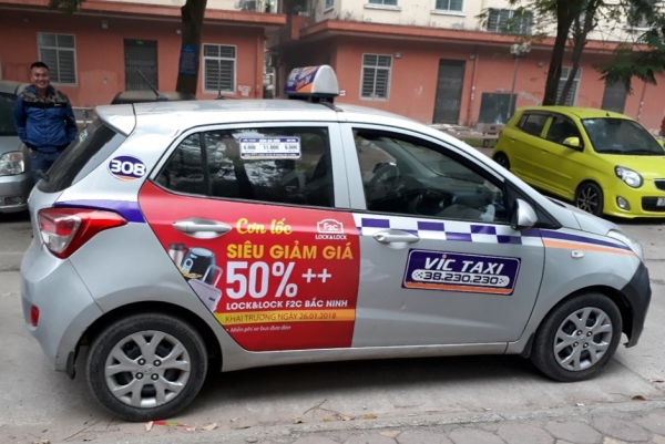 quảng cáo trên xe taxi