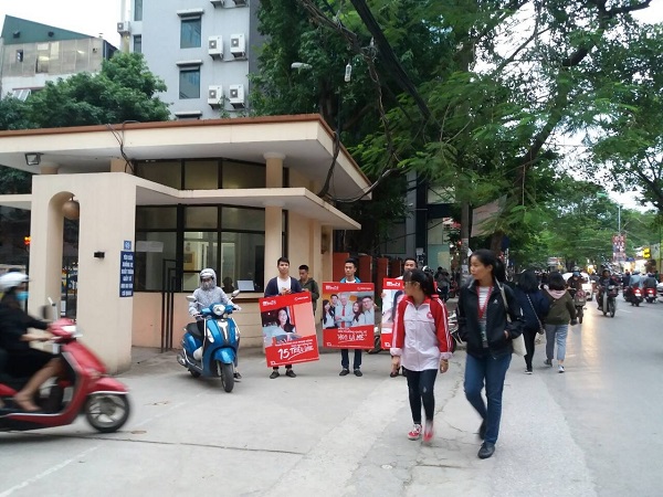 quảng cáo human billboard cho gln