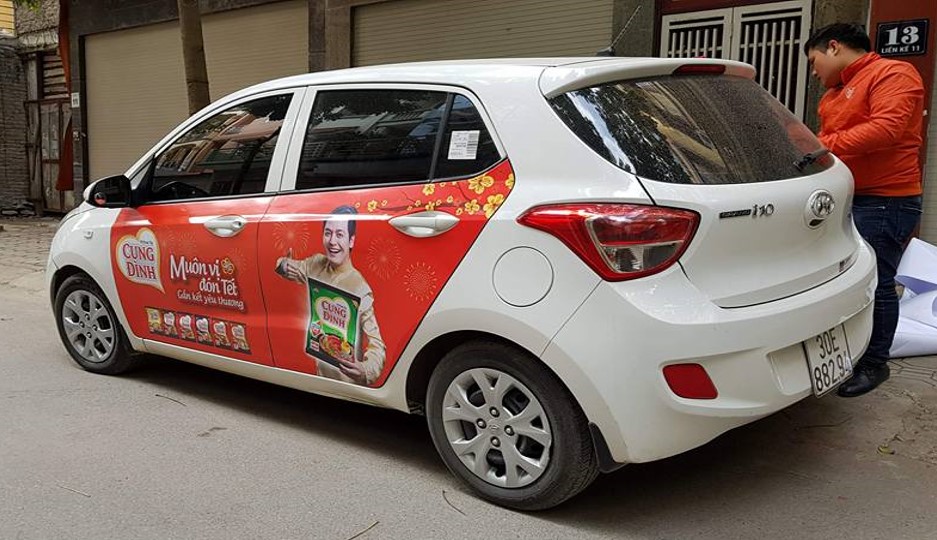 quảng cáo trên xe ô tô