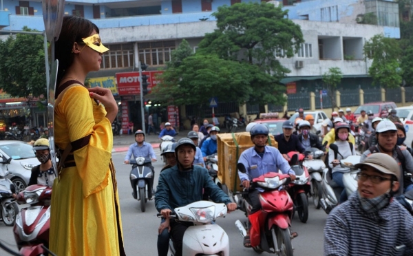quảng cáo human billboard ngoài trời