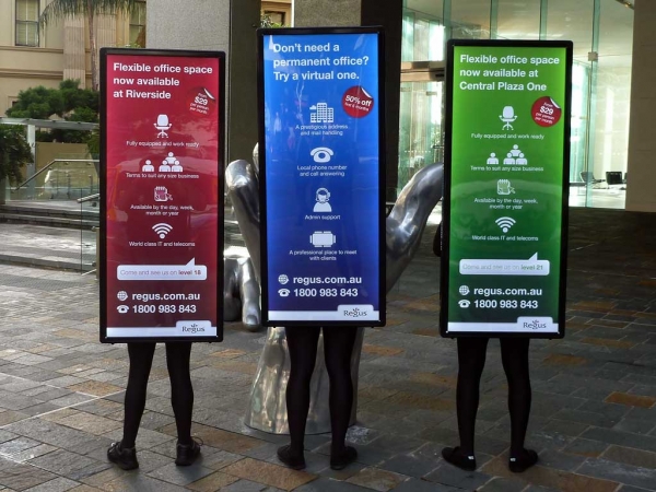 quảng cáo human billboard ngoài trời