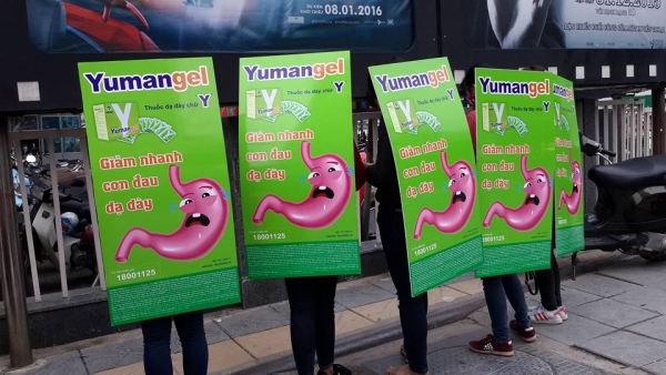 quảng cáo human billboard ngoài trời