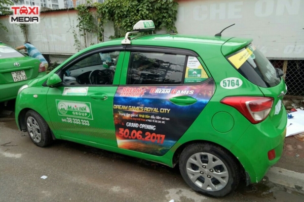 quảng cáo trên xe taxi