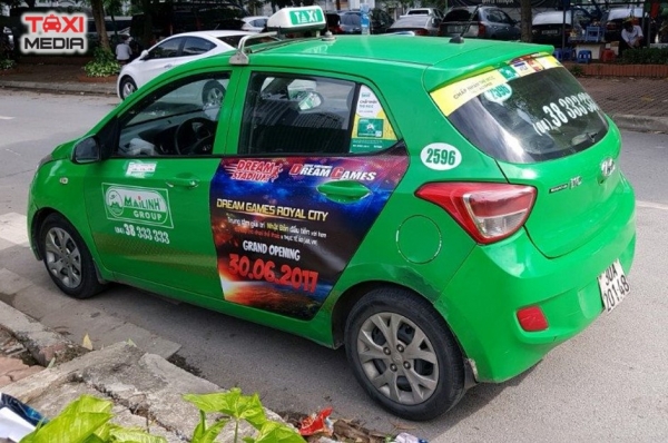 quảng cáo trên xe taxi