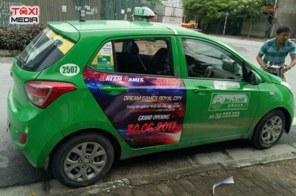 quảng cáo trên xe taxi