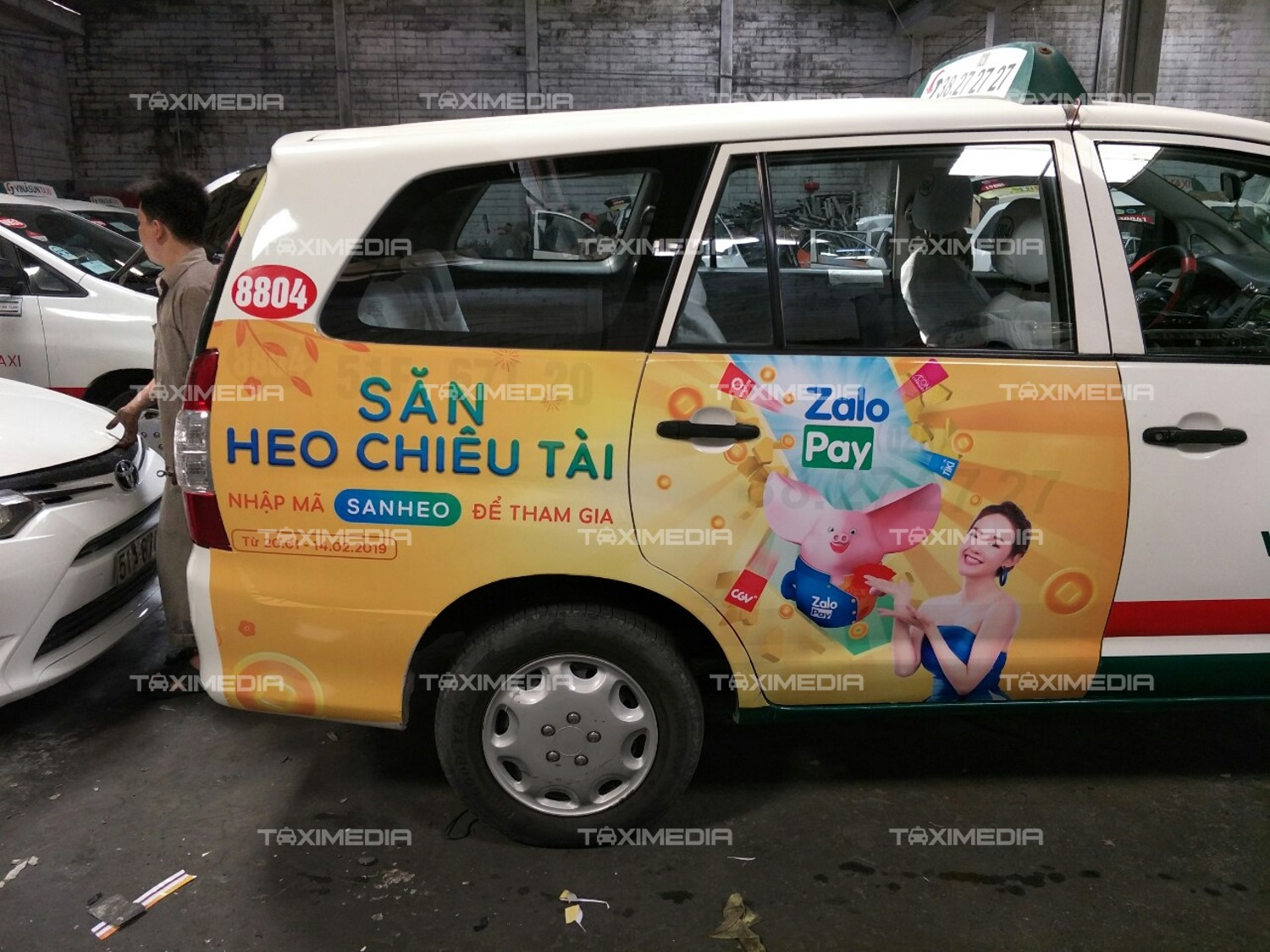 ZaloPay Săn Heo Chiêu Tài triển khai quảng cáo trên taxi