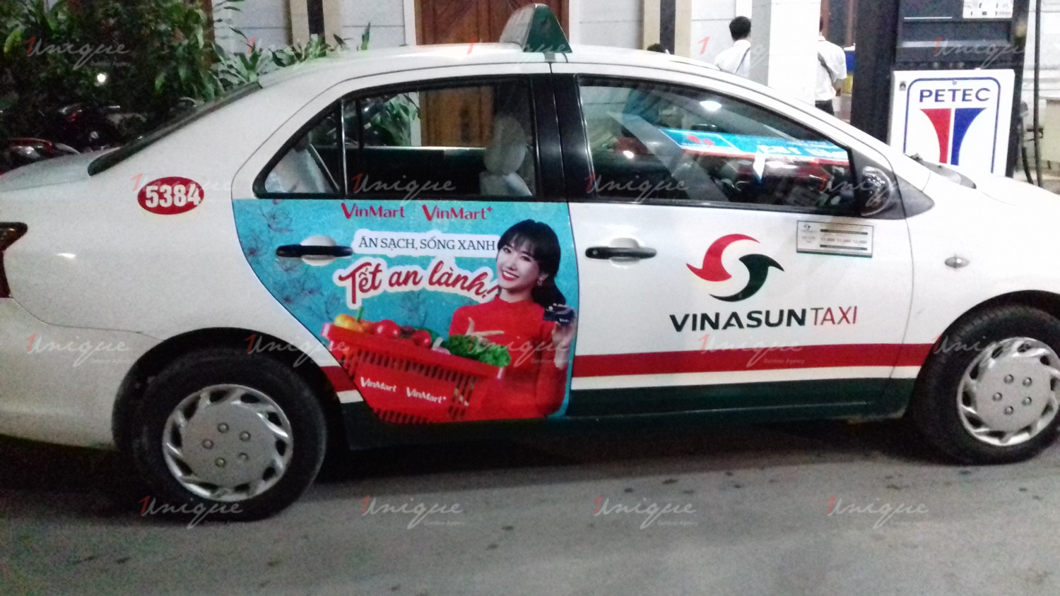 Quảng cáo trên xe taxi tại Huế