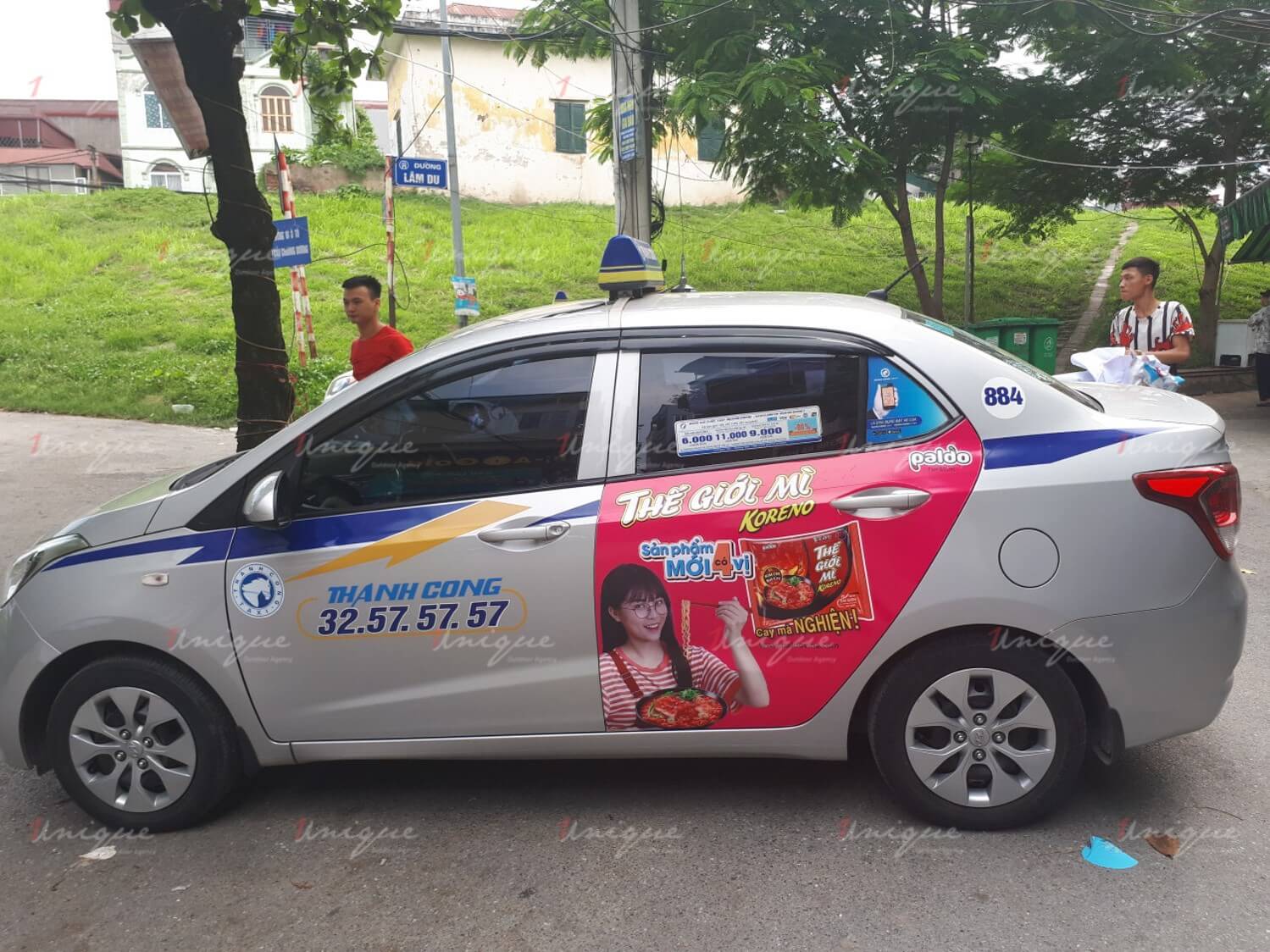 Thế giới mỳ Koreno chạy quảng cáo trên xe taxi