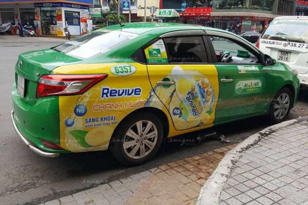 quảng cáo trên xe taxi