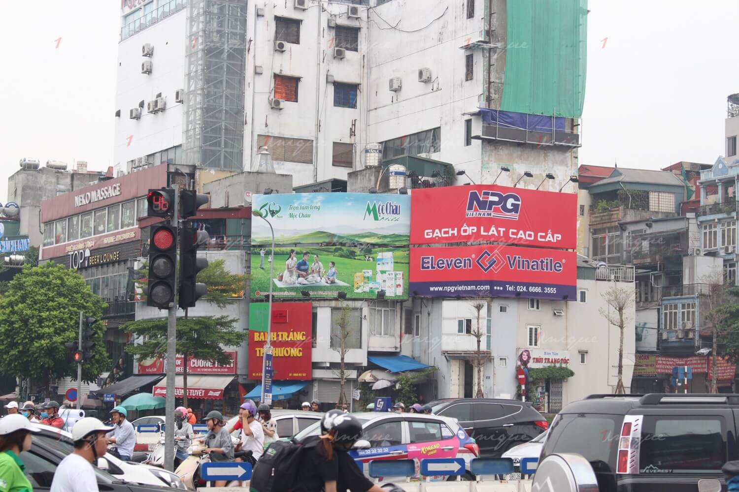 so sánh quảng cáo biển bảng và quảng cáo trên phương tiện giao thông