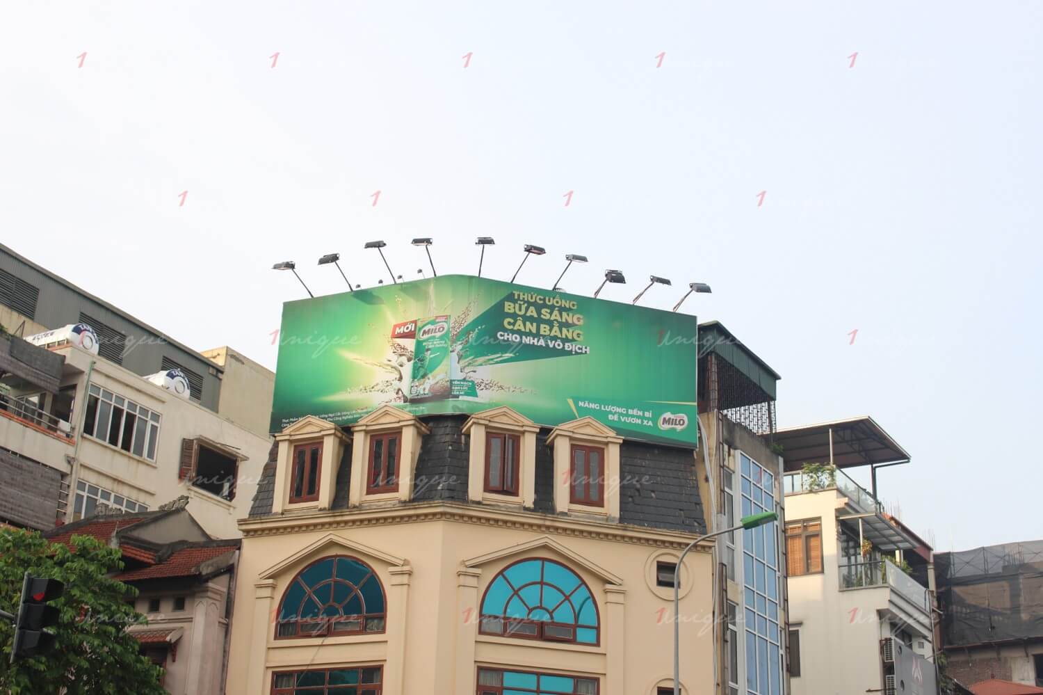 so sánh quảng cáo biển bảng và quảng cáo trên phương tiện giao thông