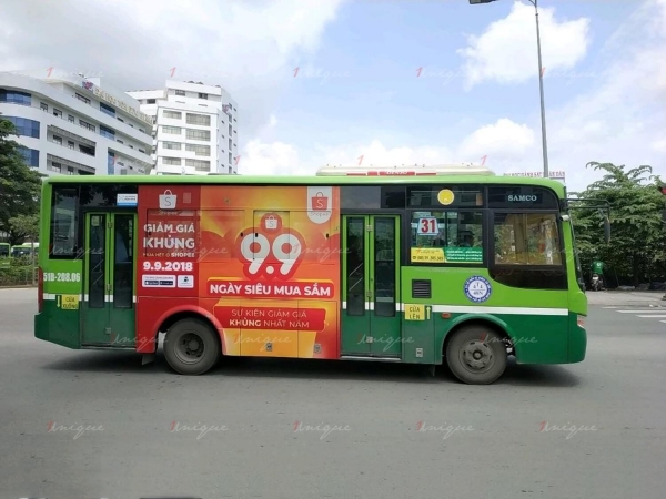 so sánh quảng cáo biển bảng và quảng cáo trên phương tiện giao thông