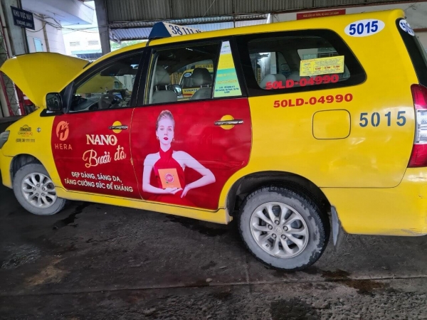 Hera nano bưởi đỏ quảng cáo taxi tại thành phố Hồ Chí Minh