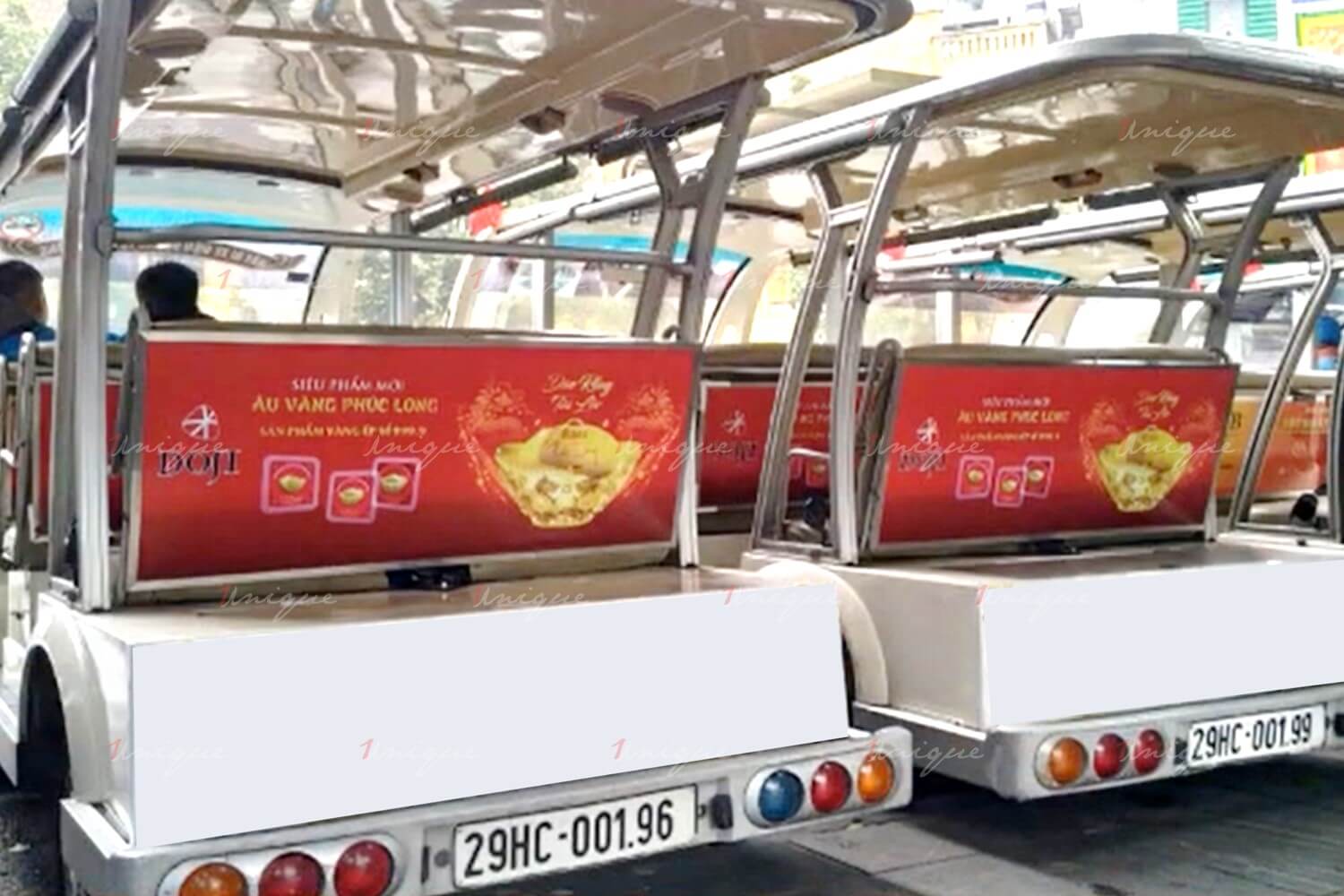 Quảng cáo trên xe ô tô điện du lịch