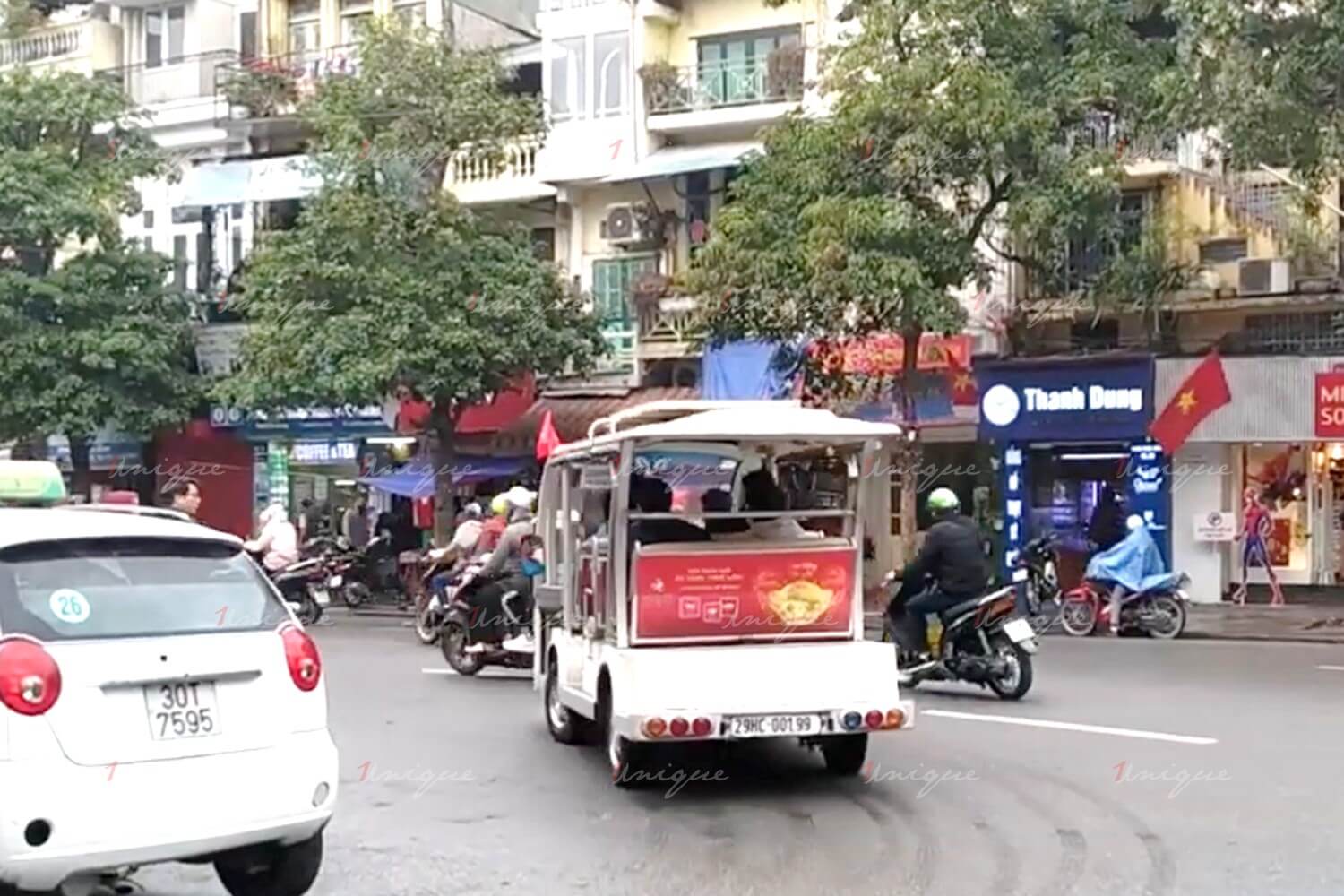 Quảng cáo trên xe ô tô điện du lịch