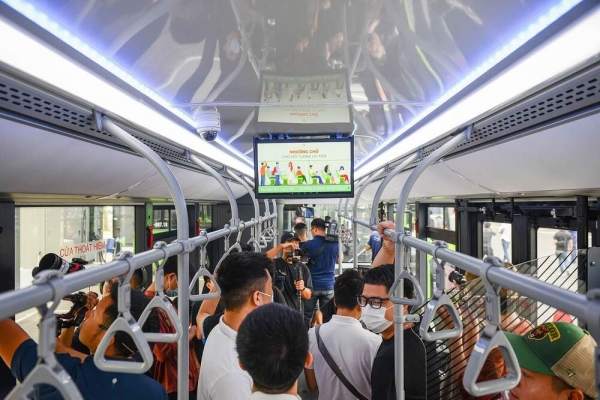 quảng cáo màn hình LCD trên xe bus