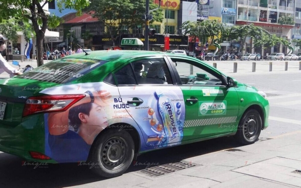Tại sao ngành hàng tiêu dùng nhanh FMCG lại ưa chuộng quảng cáo trên xe taxi? quảng cáo trên taxi cho ngành FMCG