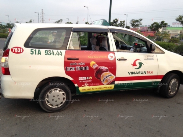 Tại sao ngành hàng tiêu dùng nhanh FMCG lại ưa chuộng quảng cáo trên xe taxi? quảng cáo trên taxi cho ngành FMCG