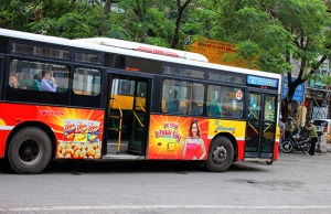 quảng cáo trên xe bus