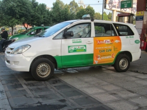 quảng cáo trên xe taxi
